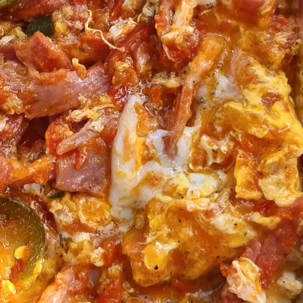 نیمرو بیکن با سس گوجه (املت بیکن)