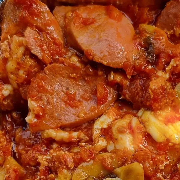 سوسیس تخم مرغ با سس گوجه (املت سوسیس)