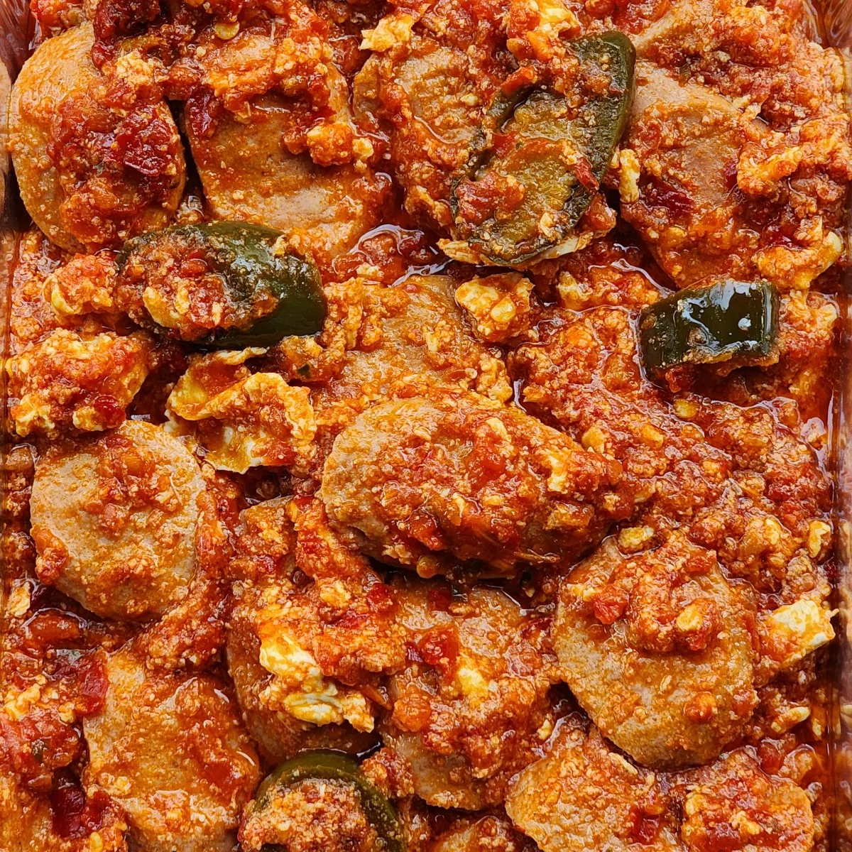 سوسیس تخم مرغ با سس گوجه اسپایسی (تند)