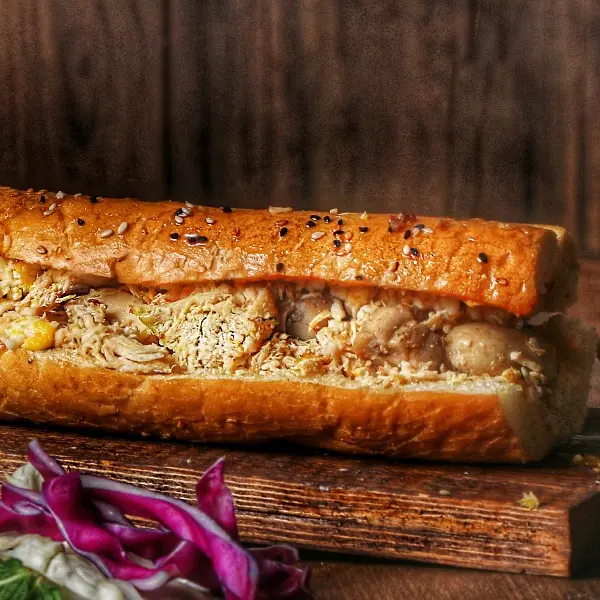 ساندویچ مرغ مخصوص (نان باگت)